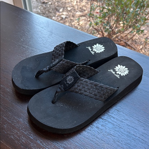 Yellow Box Black Flip Flops   Size 8 - Picture 2 of 3